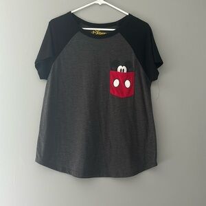 Disney women’s Mickey Mouse peeking out of pocket t-shirt